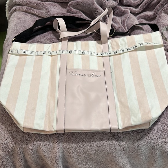 VS Iconic Weekender - Picture 2 of 9